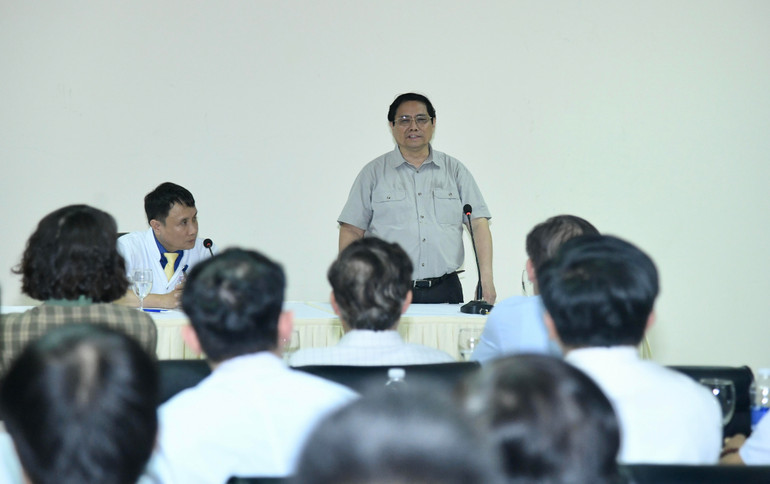 Thủ tướng Phạm Minh Chính nói chuyện với cán bộ, đội ngũ y bác sĩ Bệnh viện Trung ương Huế.