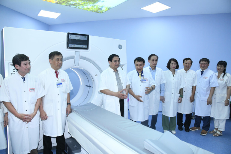 Thủ tướng Phạm Minh Chính kiểm tra hệ thống máy chụp cắt lớp tại Bệnh viện Trung ương Huế.