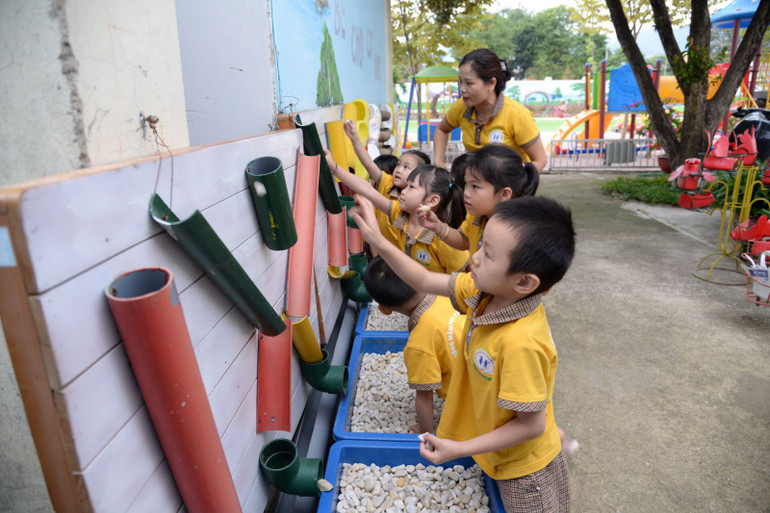 Cô trò trường mầm non xã Thanh Luông.