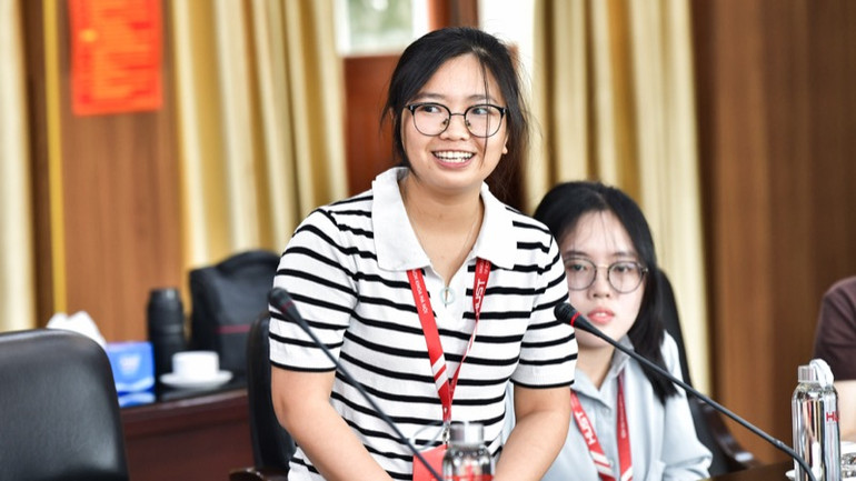 Với bạn Ma Thị Thu Hà, sinh viên Trường Hóa và Khoa học sự sống, Đại học Bách khoa Hà Nội, học bổng này có ý nghĩa đặc biệt, giúp Hà tiến gần hơn đến ước mơ của mình.