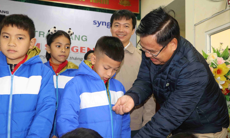 Tặng áo ấm đến các em học sinh tiểu học.