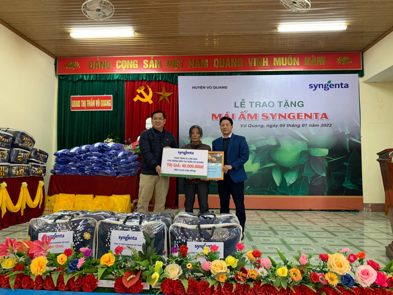 Trao tặng chăn ấm và trang thiết bị gia đình đến các hộ nghèo.