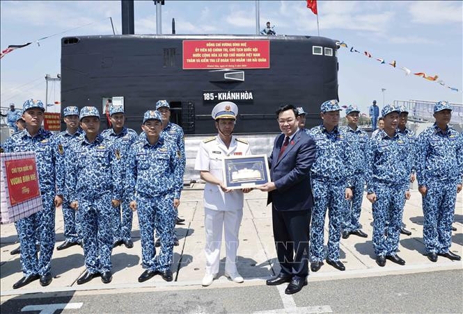 Chủ tịch Quốc hội Vương Đình Huệ tặng quà lưu niệm cho Lữ đoàn tàu ngầm 189.