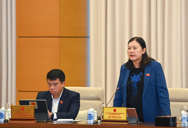 Chủ nhiệm Ủy ban Tư pháp Lê Thị Nga phát biểu ý kiến tại phiên họp.
