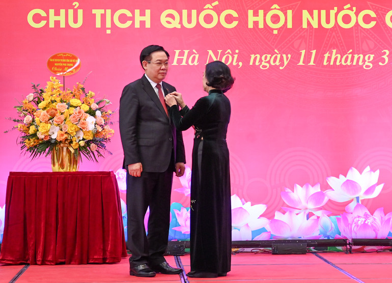 Đồng chí Trương Thị Mai, Ủy viên Bộ Chính trị, Thường trực Ban Bí thư, Trưởng ban Tổ chức Trung ương trao Huy hiệu 40 năm tuổi Đảng tặng Chủ tịch Quốc hội Vương Đình Huệ.