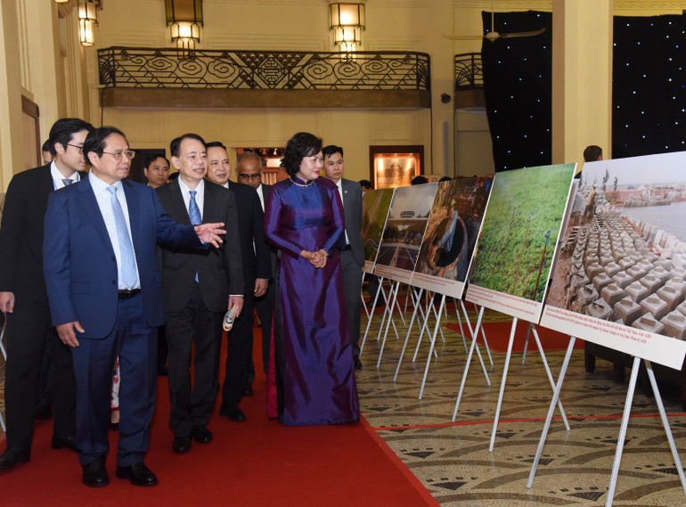 Triển lãm ảnh 30 năm quan hệ đối tác Việt Nam-ADB.