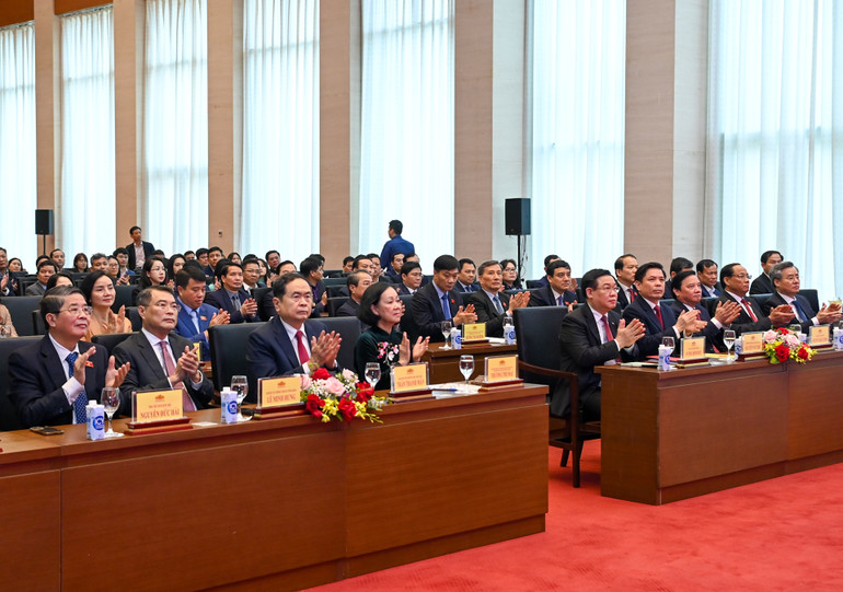 Chủ tịch Quốc hội Vương Đình Huệ cùng các đồng chí lãnh đạo Đảng, Nhà nước, Quốc hội dự buổi lễ.