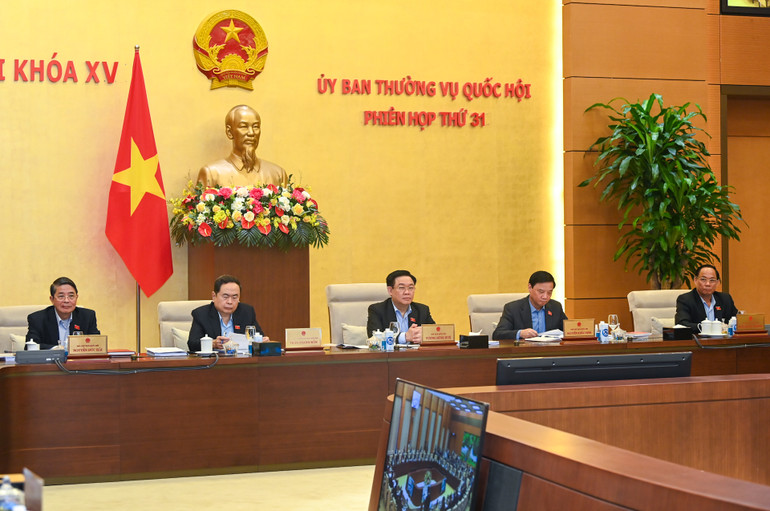 Chủ tịch Quốc hội Vương Đình Huệ cùng các Phó Chủ tịch Quốc hội dự phiên họp thường kỳ thứ 31.