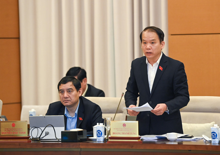 Chủ nhiệm Ủy ban Pháp luật của Quốc hội Hoàng Thanh Tùng trình bày báo cáo tóm tắt một số vấn đề lớn giải trình, tiếp thu, chỉnh lý dự thảo Luật Thủ đô (sửa đổi).