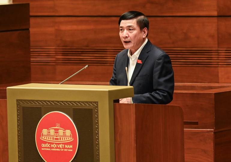 Tổng Thư ký, Chủ nhiệm Văn phòng Quốc hội Bùi Văn Cường trình bày tham luận tại hội nghị.