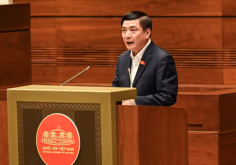 Tổng Thư ký, Chủ nhiệm Văn phòng Quốc hội Bùi Văn Cường trình bày tham luận tại hội nghị.