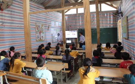 Công nghệ phát triển giúp thu hẹp khoảng cách giáo dục giữa các vùng miền. Ảnh: Học sinh Trường PTDTBT TH&THCS Mồ Dề (Mù Cang Chải) học tiếng Anh trực tiếp kết hợp trực tuyến.