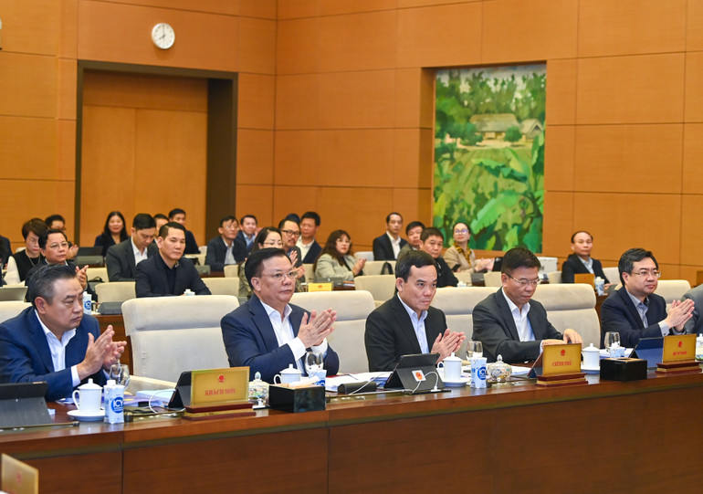 Bí thư Thành ủy Hà Nội Đinh Tiến Dũng, Phó Thủ tướng Chính phủ Trần Lưu Quang và các đại biểu dự phiên họp.