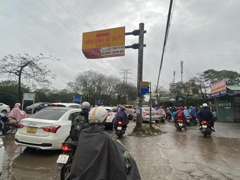 Đường Tam Trinh (quận Hoàng Mai) ùn ứ nghiêm trọng, nhiều người dân phải phóng xe lên vỉa hè để tìm lối đi. Ảnh: TTXVN. Đường Tam Trinh (quận Hoàng Mai) ùn ứ nghiêm trọng, nhiều người dân phải phóng xe lên vỉa hè để tìm lối đi. Ảnh: TTXVN.