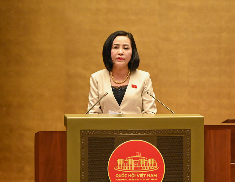 Trưởng ban Công tác đại biểu Nguyễn Thị Thanh trình bày Báo cáo tóm tắt của Ủy ban Thường vụ Quốc hội về kết quả hoạt động của Đoàn đại biểu Quốc hội năm 2023, phương hướng nhiệm vụ năm 2024.