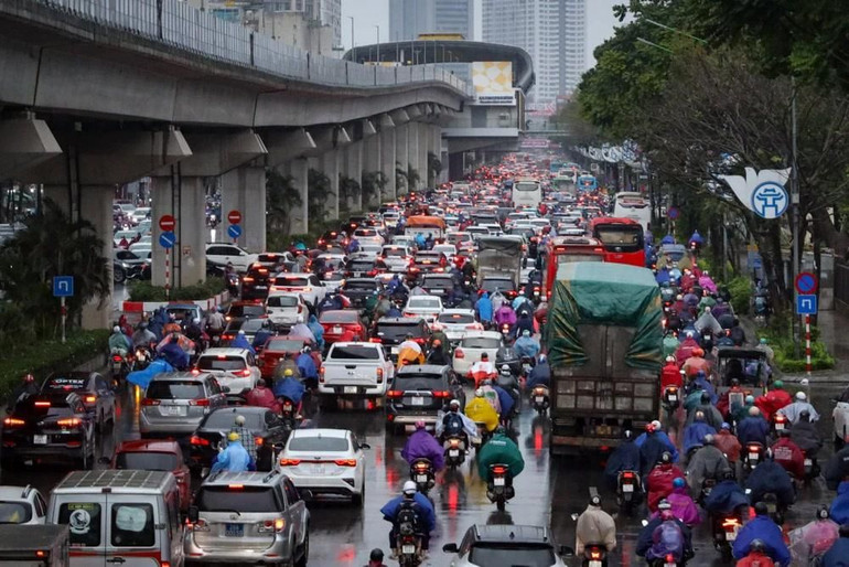 Khu vực lối lên cầu vượt Ngã Tư Sở ách tắc. Ảnh: TTXVN. Khu vực lối lên cầu vượt Ngã Tư Sở ách tắc. Ảnh: TTXVN.