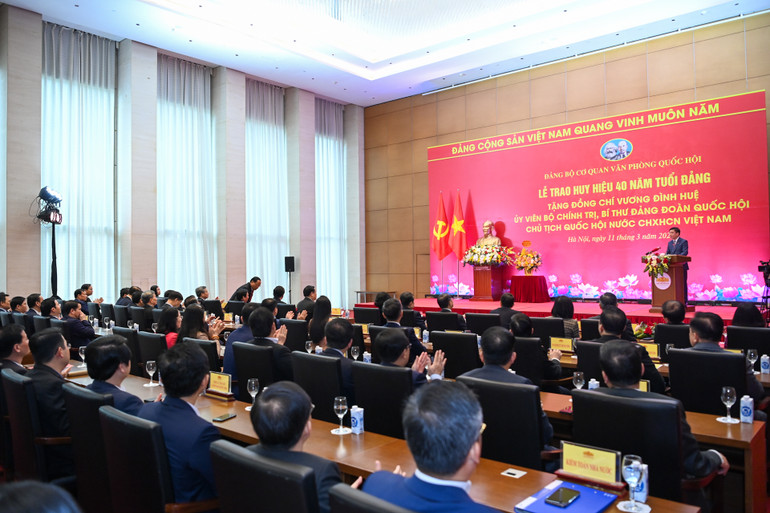 Lễ trao tặng Huy hiệu 40 năm tuổi Đảng cho Chủ tịch Quốc hội Vương Đình Huệ tại Nhà Quốc hội.