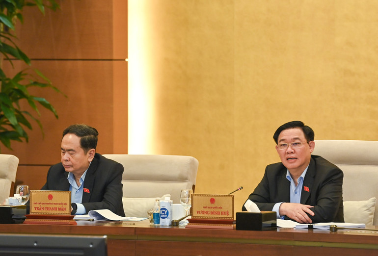 Chủ tịch Quốc hội Vương Đình Huệ phát biểu ý kiến tại phiên họp.