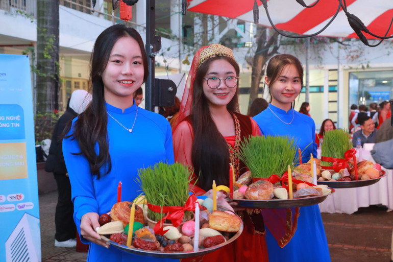 Các đại biểu tham dự sự kiện đã được nếm thử những món ăn ngon trong kho tàng ẩm thực dân tộc Azerbaijan.