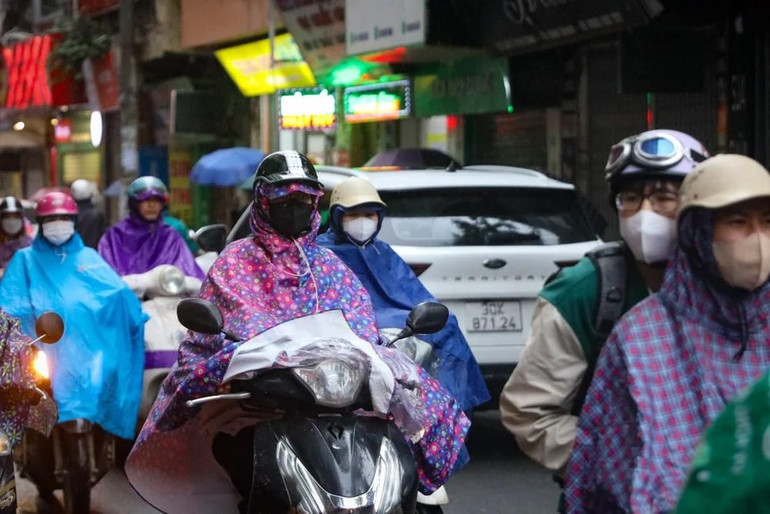 Nhiệt độ sáng dao động trong khoảng từ 20-21 độ C, tuy nhiên do có gió lớn và độ ẩm cao nên tạo cảm giác buốt. Ảnh: TTXVN. Nhiệt độ sáng dao động trong khoảng từ 20-21 độ C, tuy nhiên do có gió lớn và độ ẩm cao nên tạo cảm giác buốt. Ảnh: TTXVN.