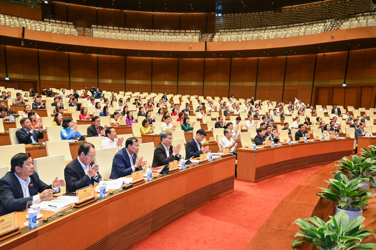 Các đồng chí Ủy viên Trung ương Đảng, Ủy viên Ủy ban Thường vụ Quốc hội, Trưởng đoàn, Phó Trưởng đoàn đại biểu Quốc hội và các đại biểu dự hội nghị.