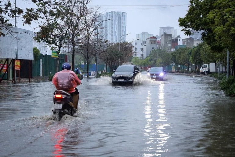 Một số tuyến phố ngập vì mưa, ghi nhận tại đường Tân Triều mới. Ảnh: TTXVN. Một số tuyến phố ngập vì mưa, ghi nhận tại đường Tân Triều mới. Ảnh: TTXVN.