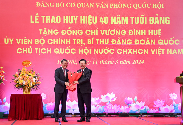 Chánh Văn phòng Trung ương Đảng Lê Minh Hưng tặng hoa chúc mừng Chủ tịch Quốc hội Vương Đình Huệ.