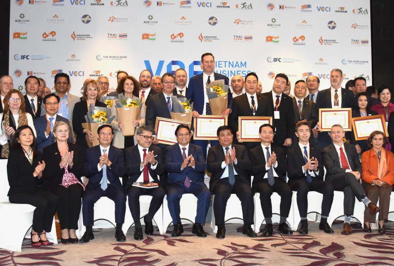 Thủ tướng Phạm Minh Chính và các đại biểu tại lễ trao Bằng khen của Bộ trưởng Kế hoạch và Đầu tư cho các doanh nghiệp FDI tiêu biểu.