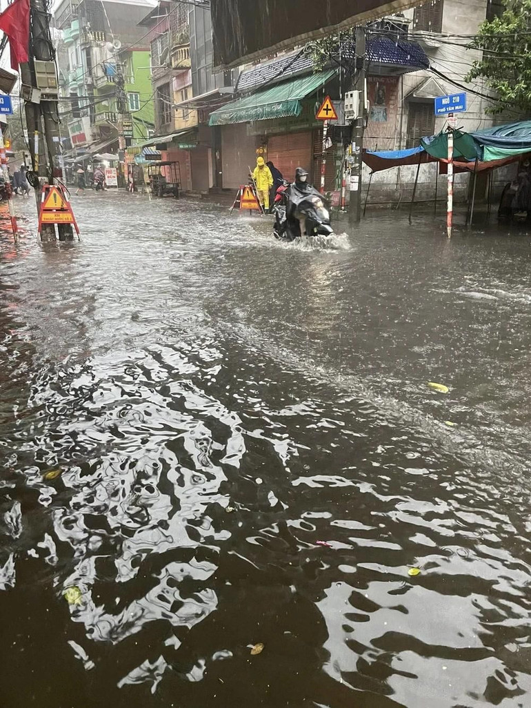 Phố Tân Mai (quận Hoàng Mai) ngập do mưa lớn. Ảnh: TTXVN. Phố Tân Mai (quận Hoàng Mai) ngập do mưa lớn. Ảnh: TTXVN.