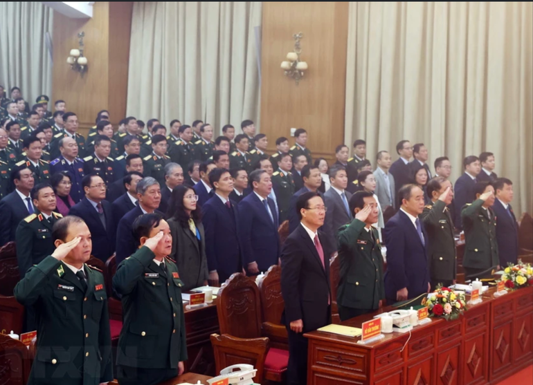 Chủ tịch nước Võ Văn Thưởng và các đại biểu chào cờ. Ảnh: TTXVN.