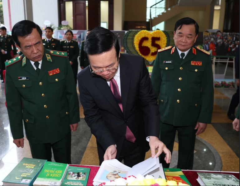 Chủ tịch nước Võ Văn Thưởng xem trưng bày hình ảnh về Bộ đội Biên phòng Việt Nam-65 năm xây dựng, chiến đấu và trưởng thành. Ảnh: TTXVN.