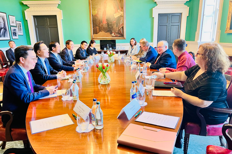 Quang cảnh buổi gặp giữa đoàn Bộ Ngoại giao Việt Nam và đoàn Thượng viện và Hạ viện Ireland.