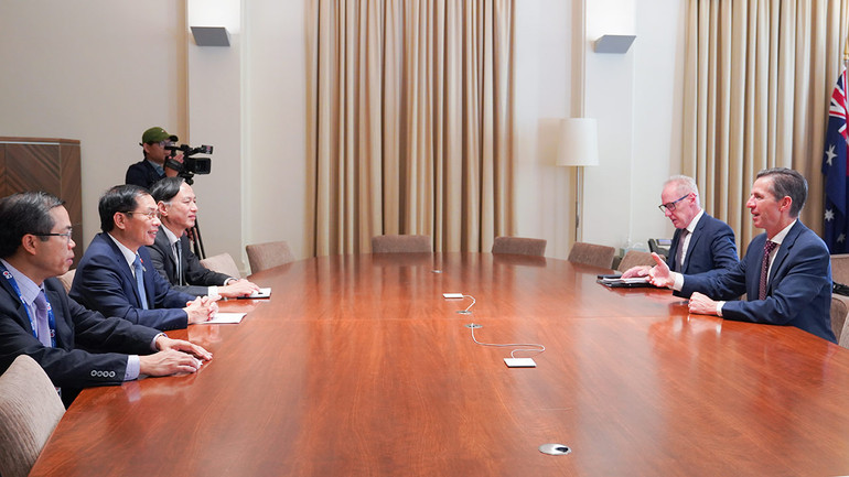 Cuộc gặp giữa Bộ trưởng Ngoại giao Bùi Thanh Sơn và ông Simon Birmingham, phụ trách lĩnh vực ngoại giao của phe đối lập ở Australia. Ảnh: TTXVN. Cuộc gặp giữa Bộ trưởng Ngoại giao Bùi Thanh Sơn và ông Simon Birmingham, phụ trách lĩnh vực ngoại giao của phe đối lập ở Australia. Ảnh: TTXVN.