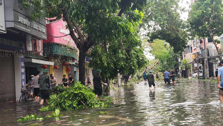 Lực lượng chức năng khắc phục hậu quả bão số 3 trên đường Lê Lợi, quận Ngô Quyền, TP Hải Phòng. (Ảnh: ÁNH DƯƠNG)