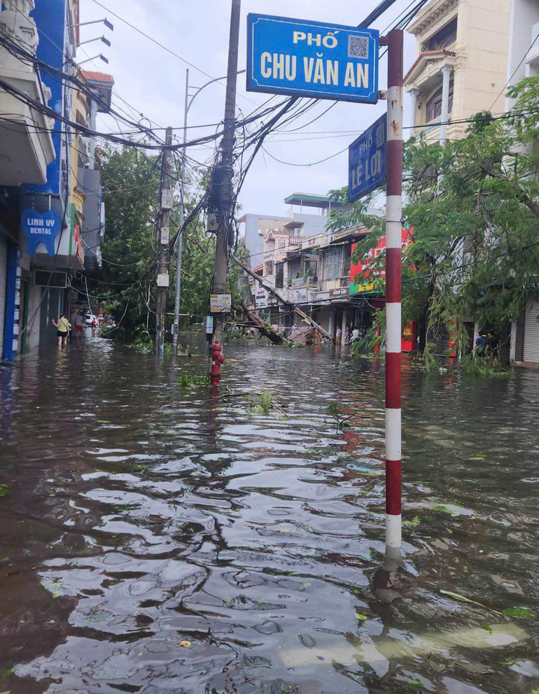 Ngập tại các đường Chu Văn An, Lê Lợi, quận Ngô Quyền, Hải Phòng. (Ảnh: ÁNH DƯƠNG)