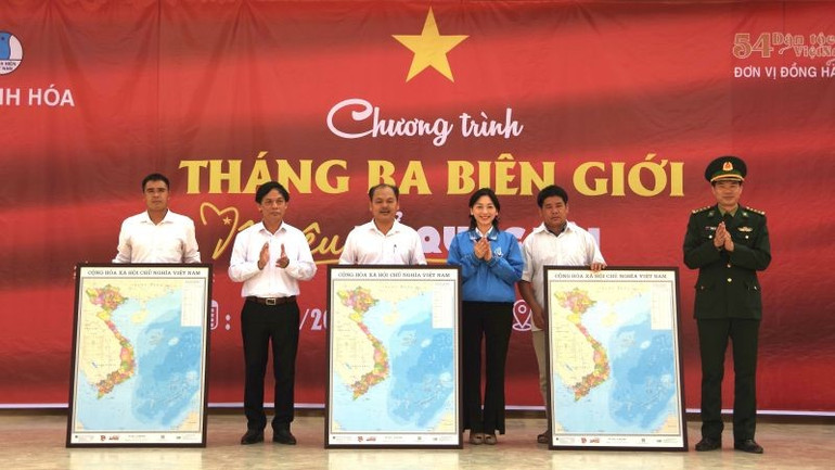 Trao tặng bản đồ “Tự hào một dải non sông” cho các chi bộ thuộc xã Na Mèo.