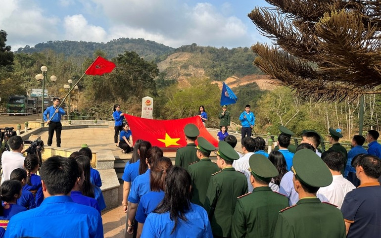 Lễ chào cờ tại cột mốc biên giới 327.