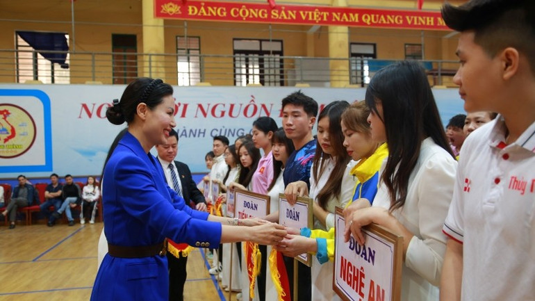 Ban tổ chức trao cờ lưu niệm cho các đoàn vận động viên.