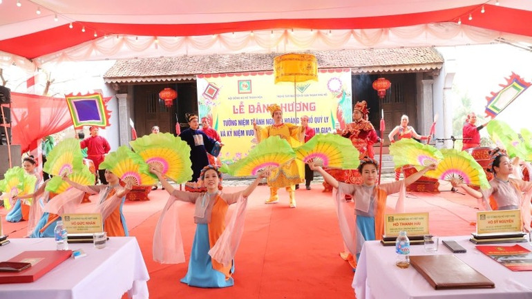 Tiết mục tái hiện thân thế, sự nghiệp và những đóng góp của Hoàng đế Hồ Quý Ly đối với quê hương, đất nước.