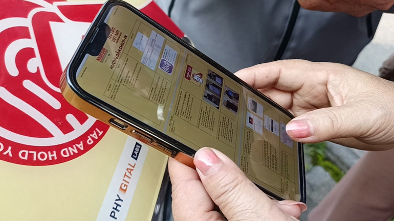Chạm điện thoại tại điểm check-in Yêu lắm Việt Nam. Chạm điện thoại tại điểm check-in Yêu lắm Việt Nam.