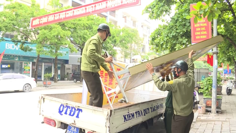 Lực lượng chức năng ra quân giải tỏa vỉa hè. Lực lượng chức năng ra quân giải tỏa vỉa hè.