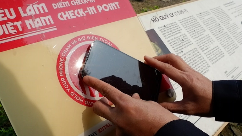Chỉ cần chạm điện thoại là có đủ thông tin cho du khách. Chỉ cần chạm điện thoại là có đủ thông tin cho du khách.