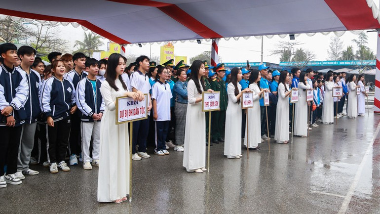 Các tầng lớp nhân dân thành phố Sầm Sơn tham gia lễ phát động.