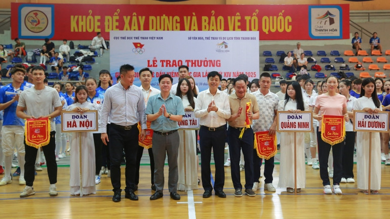 Ban tổ chức trao cờ lưu niệm cho các đội tham gia. Ban tổ chức trao cờ lưu niệm cho các đội tham gia.