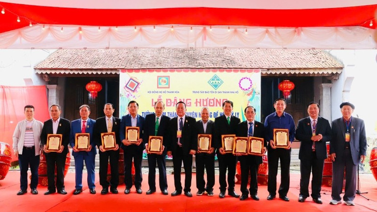 Vinh danh các tập thể và cá nhân đóng góp tích cực cho sự phát triển dòng họ Hồ Việt Nam.