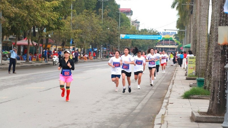 Các vận động viên nỗ lực về đích.