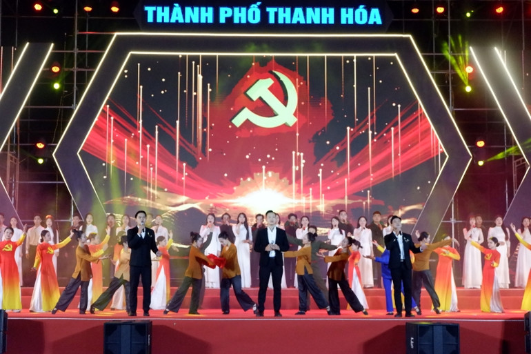 Những giai điệu đầy tự hào trong chương trình “60 năm-Bản hùng ca Hàm Rồng”.