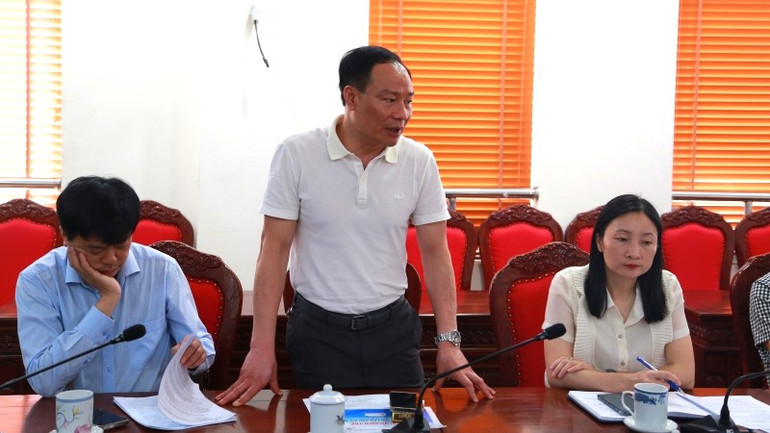 Đóng góp ý kiến tại hội nghị.