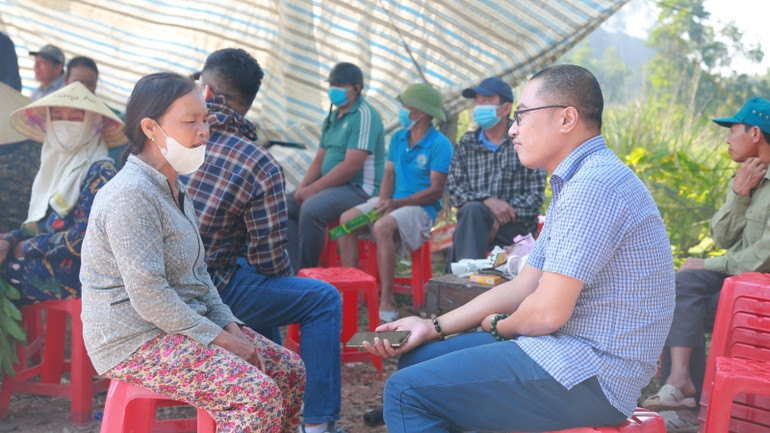 Bà Trần Thị Hợp bức xúc vì mùi hôi từ bãi xử lý rác.