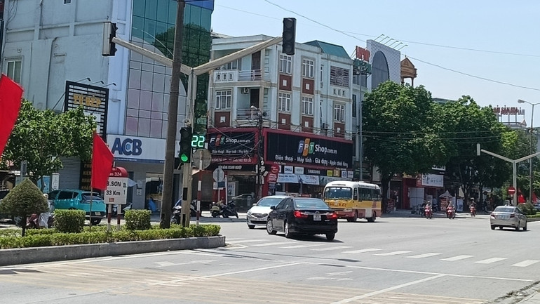 Các xe ở làn bên trái còn bị cột điện che khuất phần đèn xanh, vàng, đỏ.